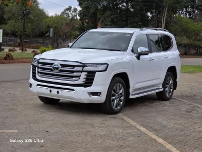 2026 Toyota Land Cruiser 300 ZX 4x4 – 10 km