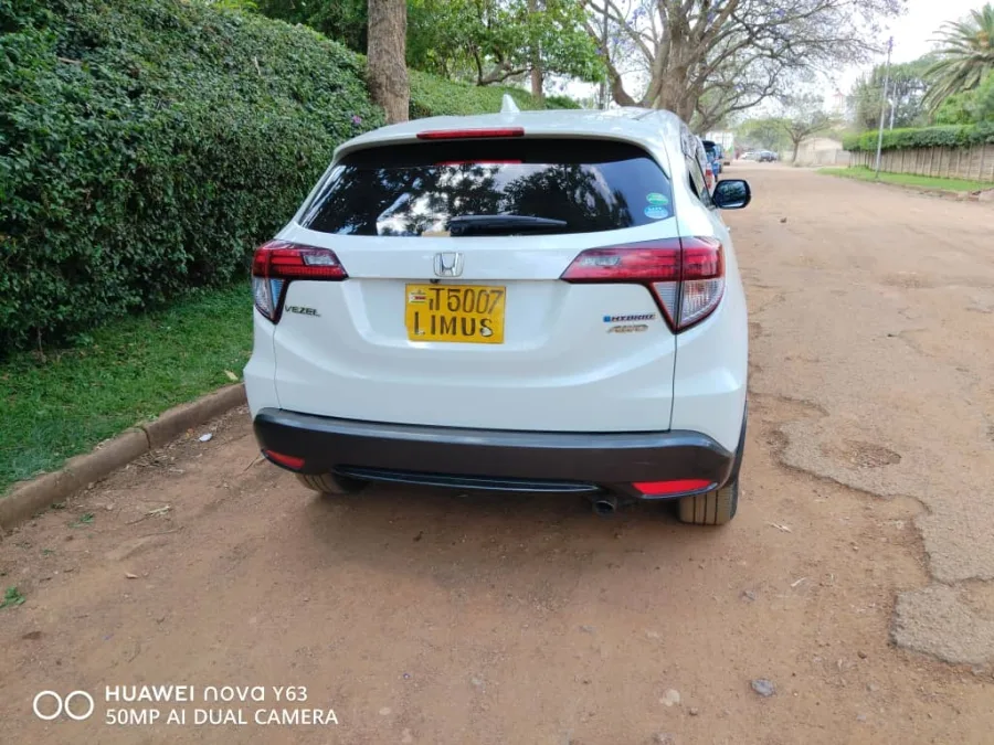 2017 Honda Vezel Hybrid 120,235 km – USD 16,300