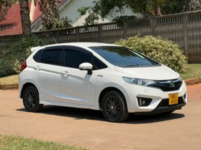 2017 Honda Fit Hybrid, 58,412 km – USD 11,500