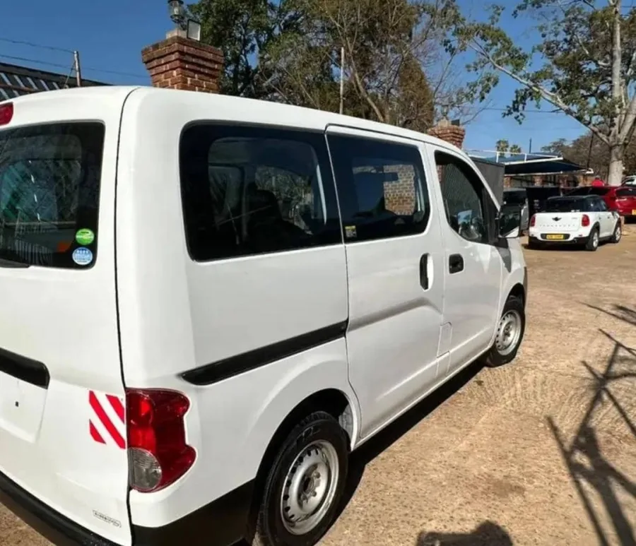 2017 Nissan NV200 Automatic Passenger Van – 66,000 km