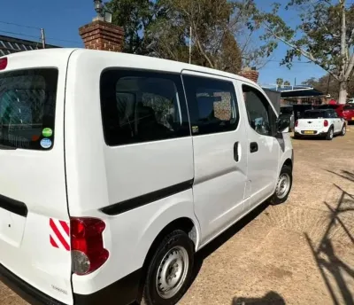 2017 Nissan NV200 Automatic Passenger Van – 66,000 km