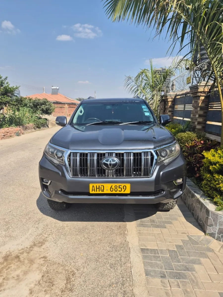 Toyota Prado 2015 – robust seven-seater SUV with service history