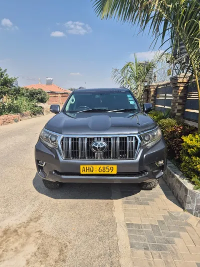Toyota Prado 2015 – robust seven-seater SUV with service history