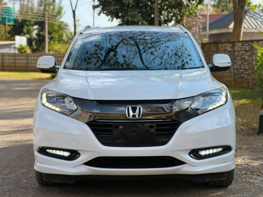 Honda Vezel Hybrid 2019, 75,000 km, White
