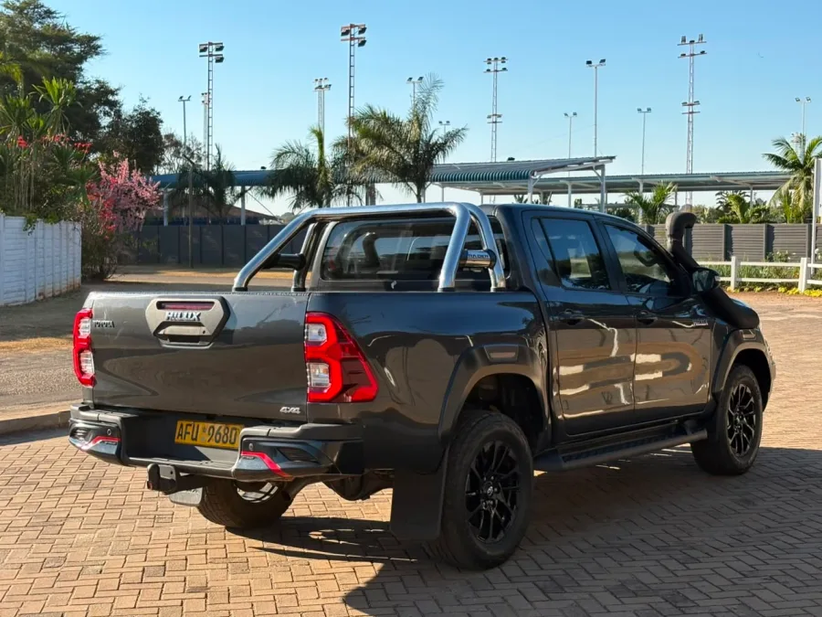 2022 Toyota Hilux 4x4 Double Cab — 120,000 km, Black