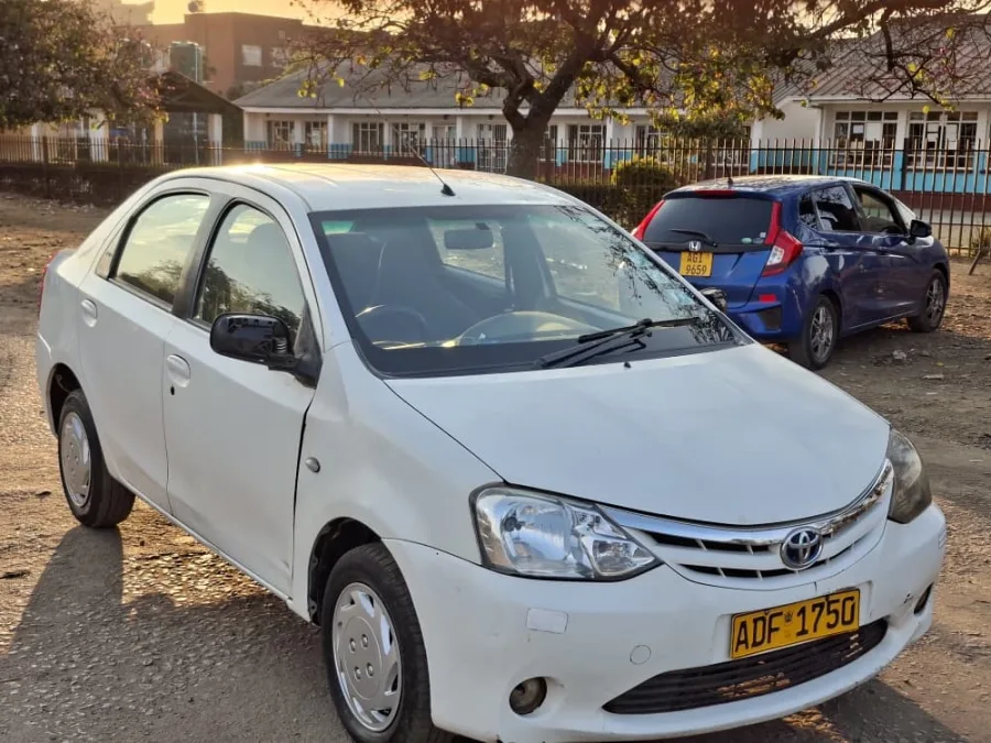 Toyota Etios 2010, 190,000 km, white sedan