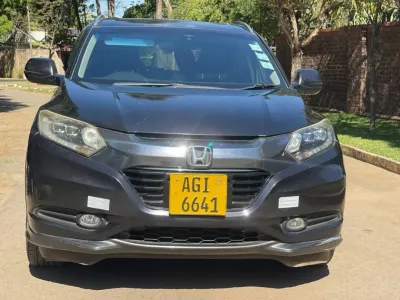 Honda Vezel Hybrid 2015 — 77,000 km, automatic, reverse camera