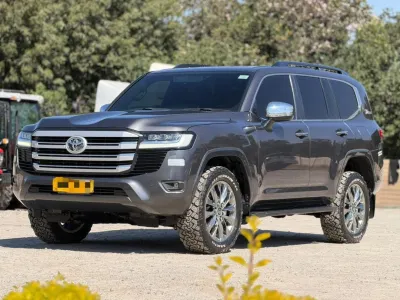 Toyota Land Cruiser VX 2023, 28,000 km, Grey
