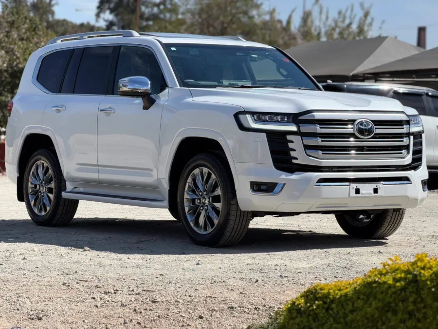 2026 Toyota Land Cruiser 300 Series ZX - 700 km