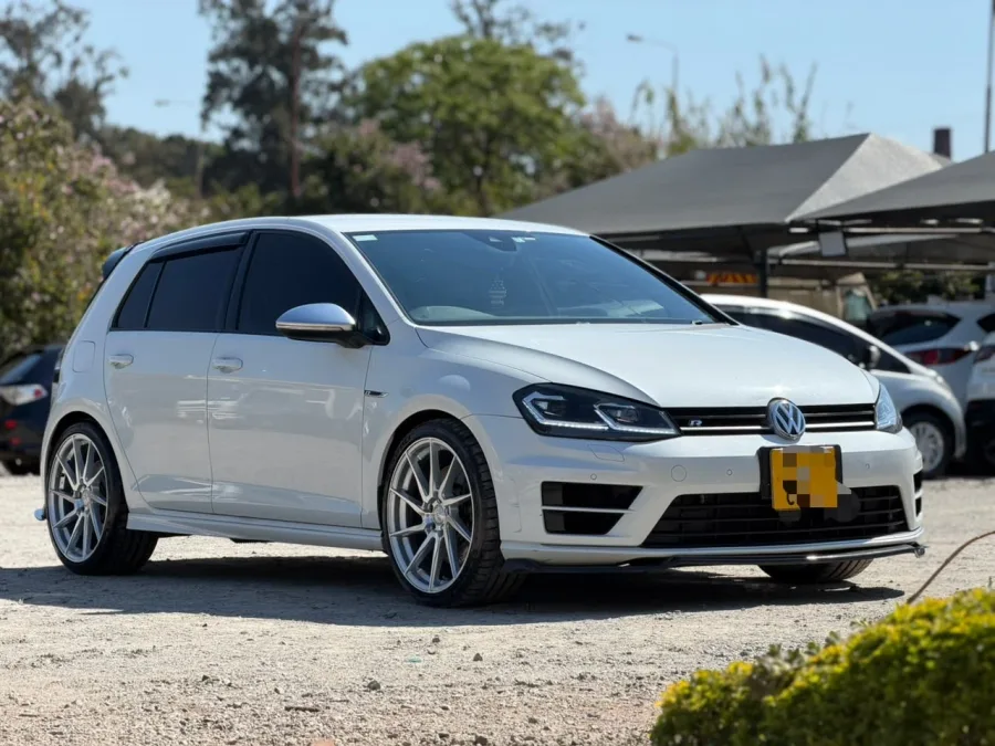 2017 Volkswagen Golf R Hatchback, White, 86,000 km