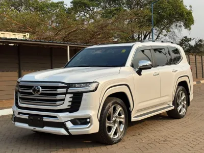 2025 Toyota Land Cruiser 300 ZX 3.3L Diesel – 700 km