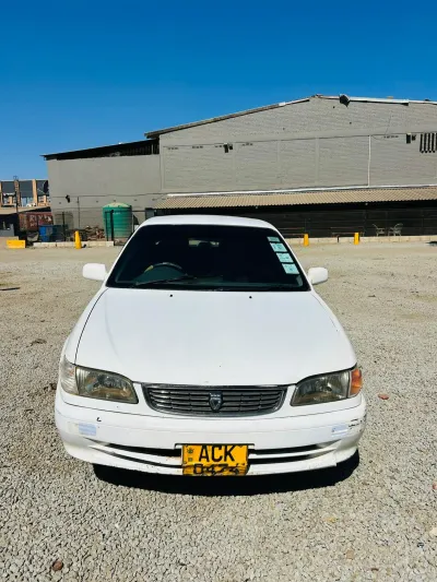 Toyota Corolla 2000, 85,000 km, white sedan