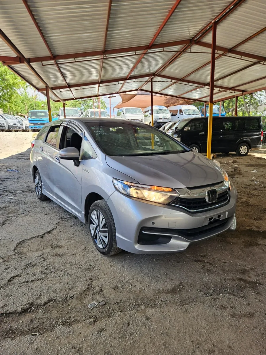Honda Shuttle 1.5L Hybrid, 2018 — 80,000 km