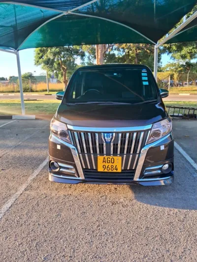 2015 Toyota Esquire Hybrid 7-Seater – 140,000 km