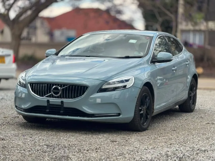 2018 Volvo V40 D4 Automatic - 86,000 km