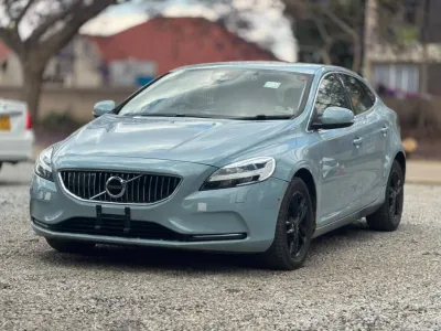 2018 Volvo V40 D4 Automatic - 86,000 km