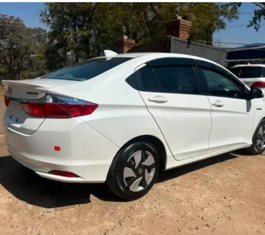 2018 Honda Grace Hybrid Sedan – 67,000 km
