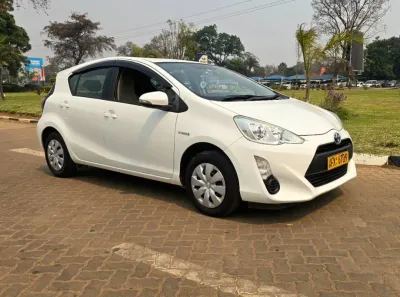 2016 Toyota Aqua Hybrid Automatic – 62,000 km
