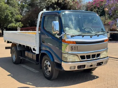 2014 Hino Dutro 3-Tonne High Deck Flat-Bed Truck