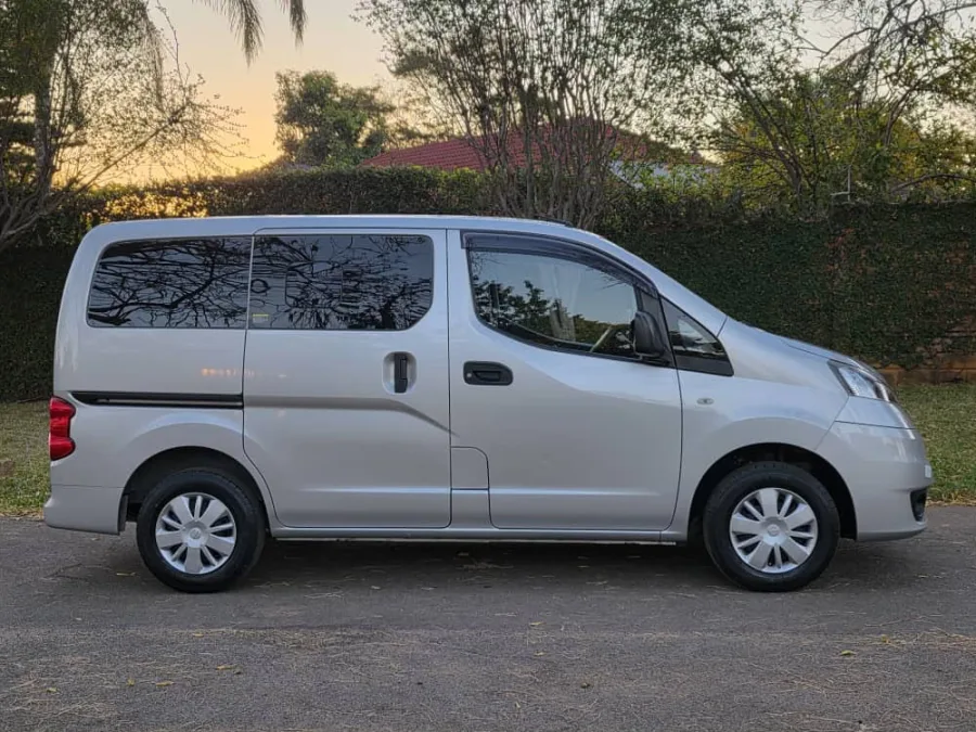 2020 Nissan NV200 Passenger Van – 72,000 km