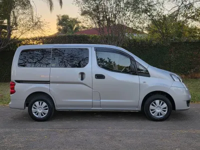 2020 Nissan NV200 Passenger Van – 72,000 km
