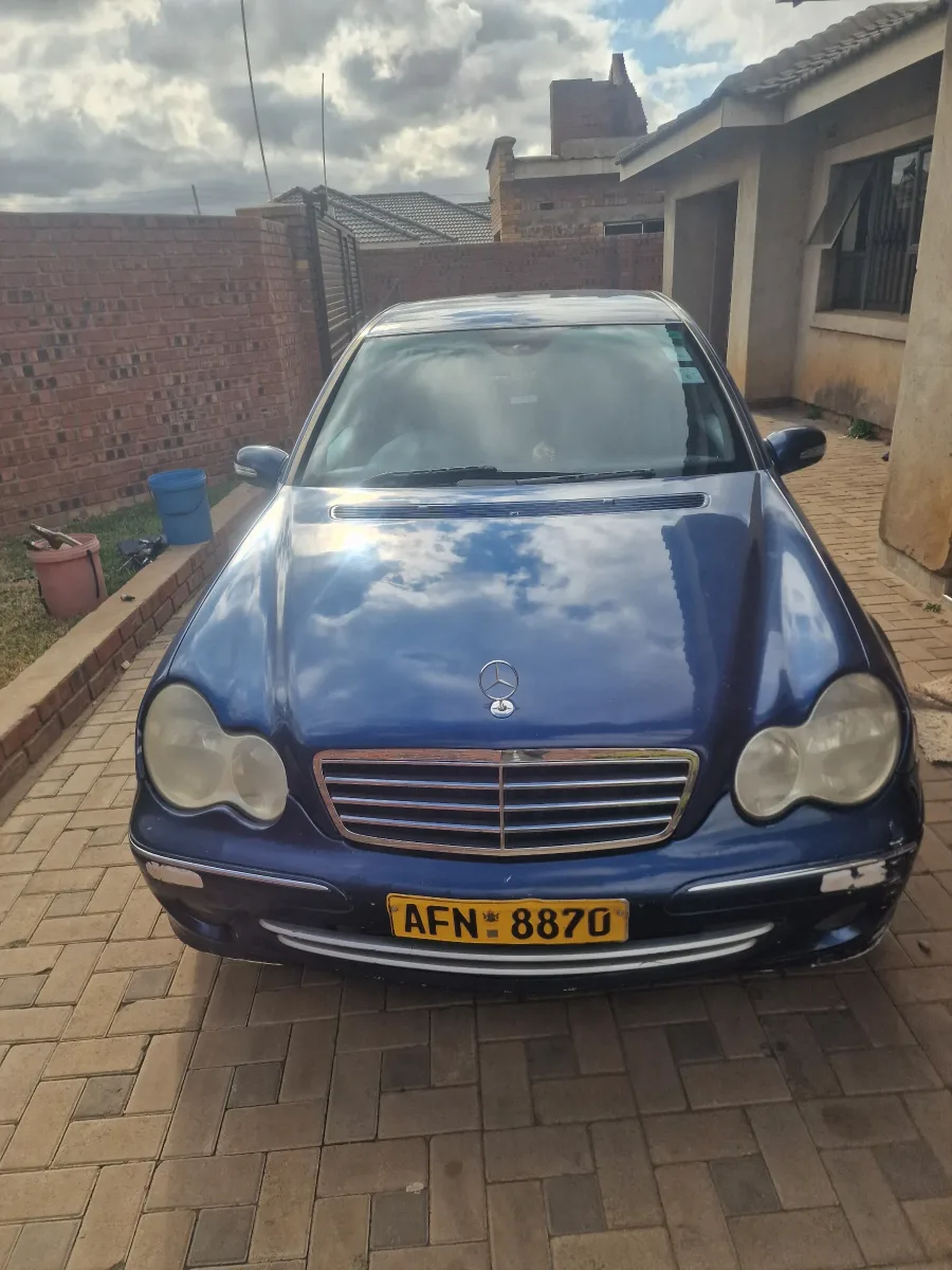 Mercedes-Benz C-Class Sedan, 2005, 195,000 km