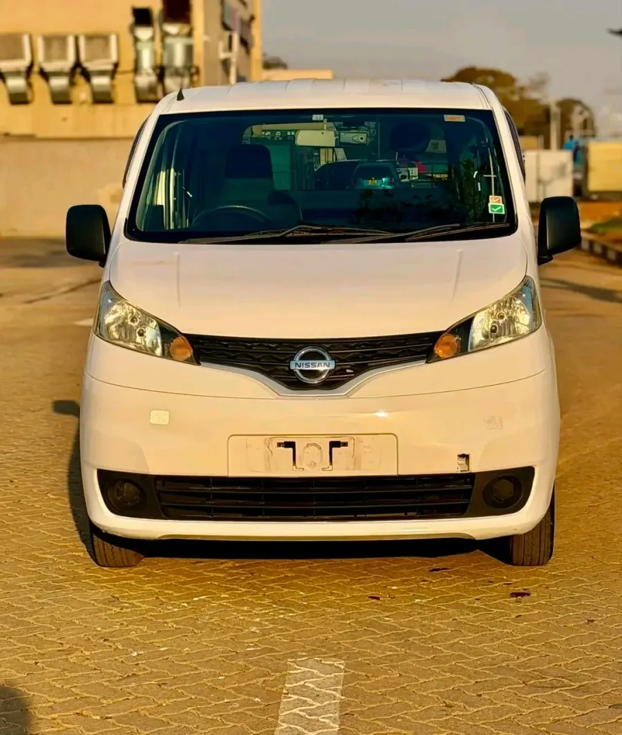Nissan NV200 2017, 101,000 km, white, ready for work or family use