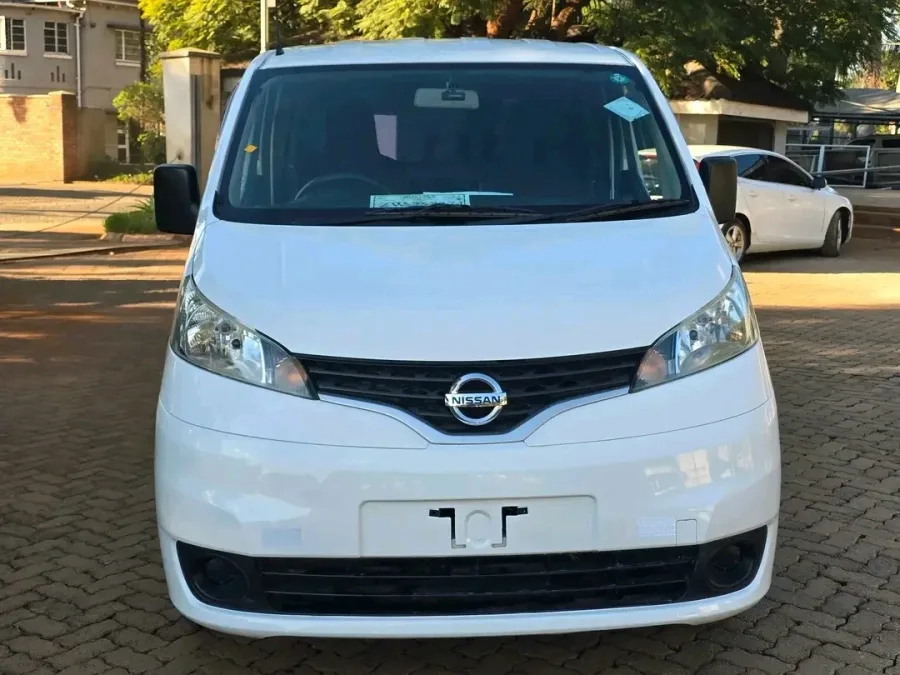 White Nissan NV200 Van, 2017, 99,000 km ...wheel covers stolen
