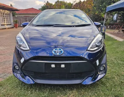 2018 Toyota Aqua Hybrid 65,000 km