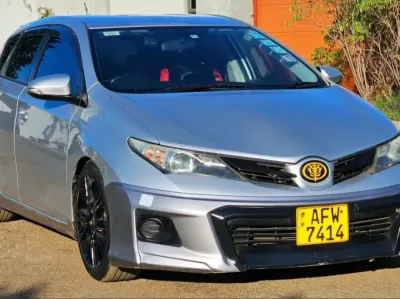 2015 Toyota Auris – blue hatchback, 9,800 km, red sport interior