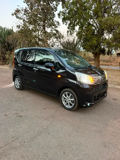 2017 Daihatsu Move – black, 76,000 km, recent import, auto features