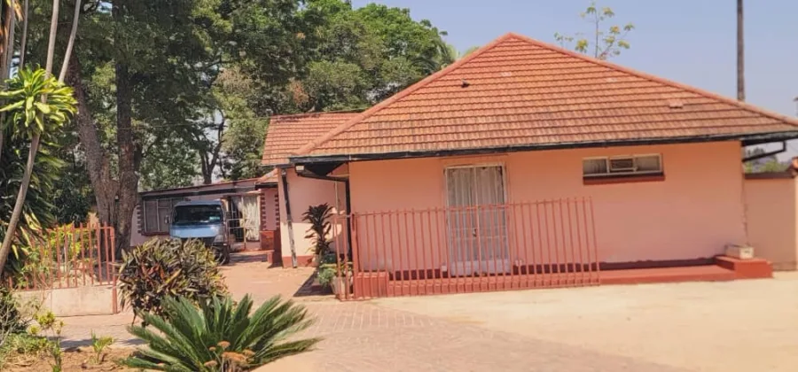 8-Bedroom House with 3 Cottages on 5,689sqm in Logan Park