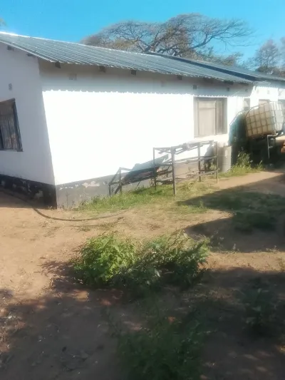 Four-Bedroom House with Two Cottages on 2,000sqm in Waterfalls