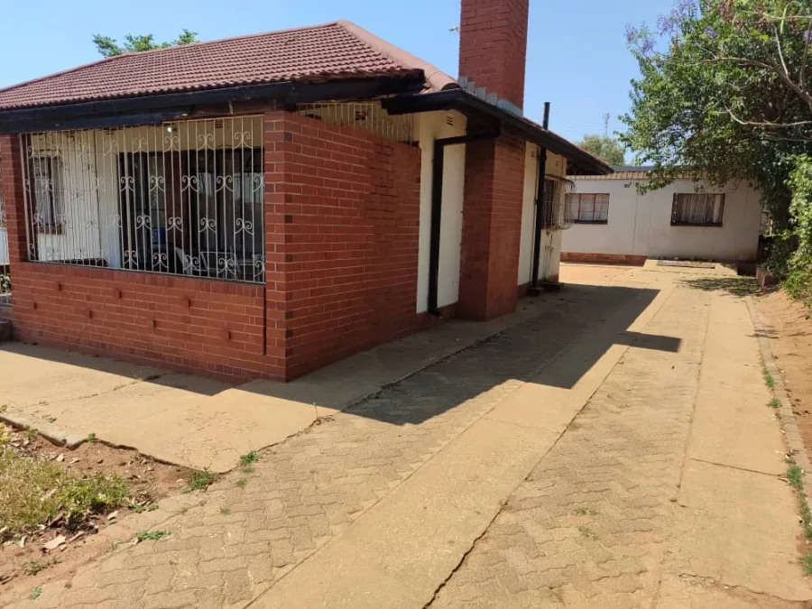 3-Bedroom House on 933 sqm with Cottage in Braeside