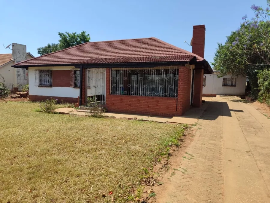 3-Bedroom House with Cottage on 933 sqm in Braeside