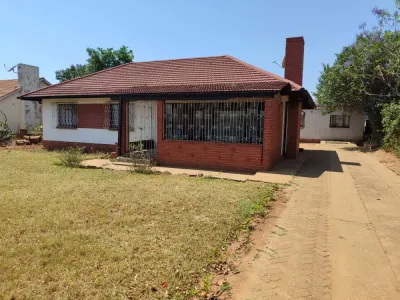 3-Bedroom House with Cottage on 933 sqm in Braeside