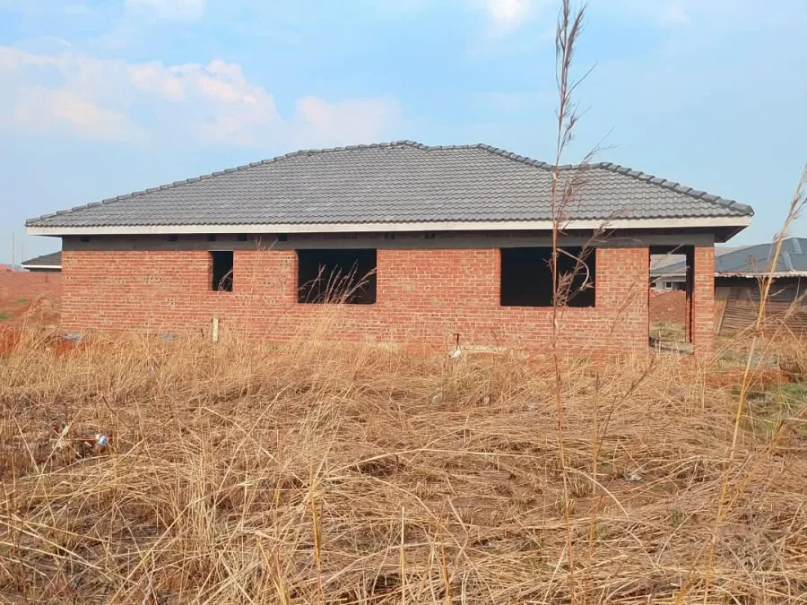 Incomplete 5-Bedroom House on 326 sqm in Glaudina – Developer Cession