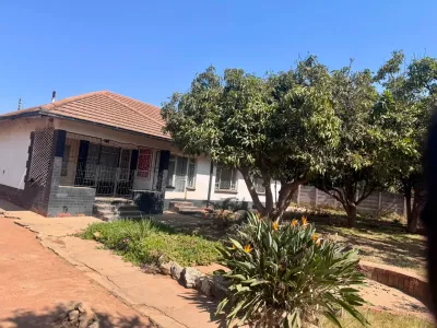 3-Bedroom House in Braeside with Mature Garden