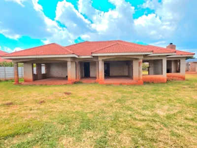 INCOMPLETE RESIDENTIAL PROPERTY MOUNT PLEASANT HEIGHTS 🏡 FOR SALE  2080 square meters  Developer Cession  5 bedrooms  2 ensuite  2 lounge  Dinning ar