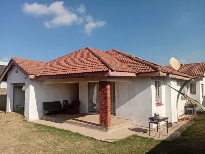   BLOOMINGDALE HOUSE FOR SALE DEEDS 440 square meters  Near harare drive  4 bedrooms with BIC 1 bedr