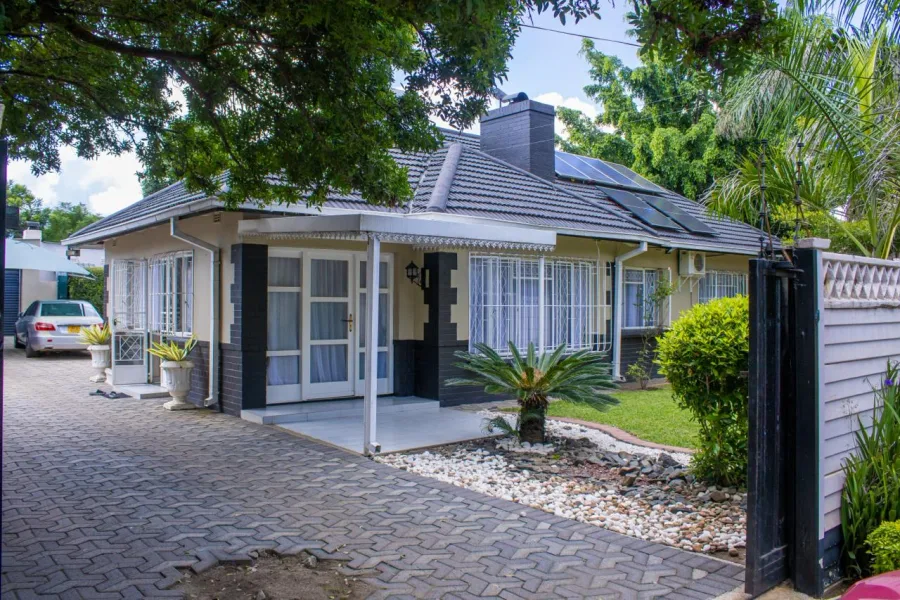 Avondale West House with Borehole, Solar and Cottage
