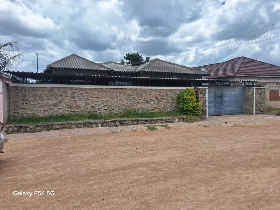 6-Bedroom House in Chitungwiza Unit J, Harare