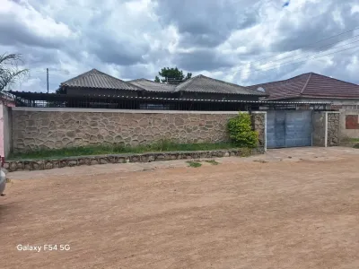 6-Bedroom House in Chitungwiza Unit J, Harare