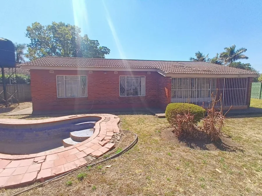 3-Bedroom House with Cottage, Swimming Pool & Borehole in Westgate