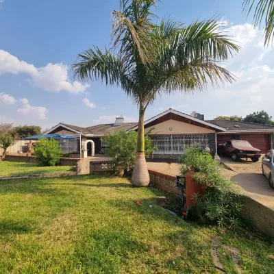 Five-Bedroom House with Cottage on 2,000 sqm in Marimba Park