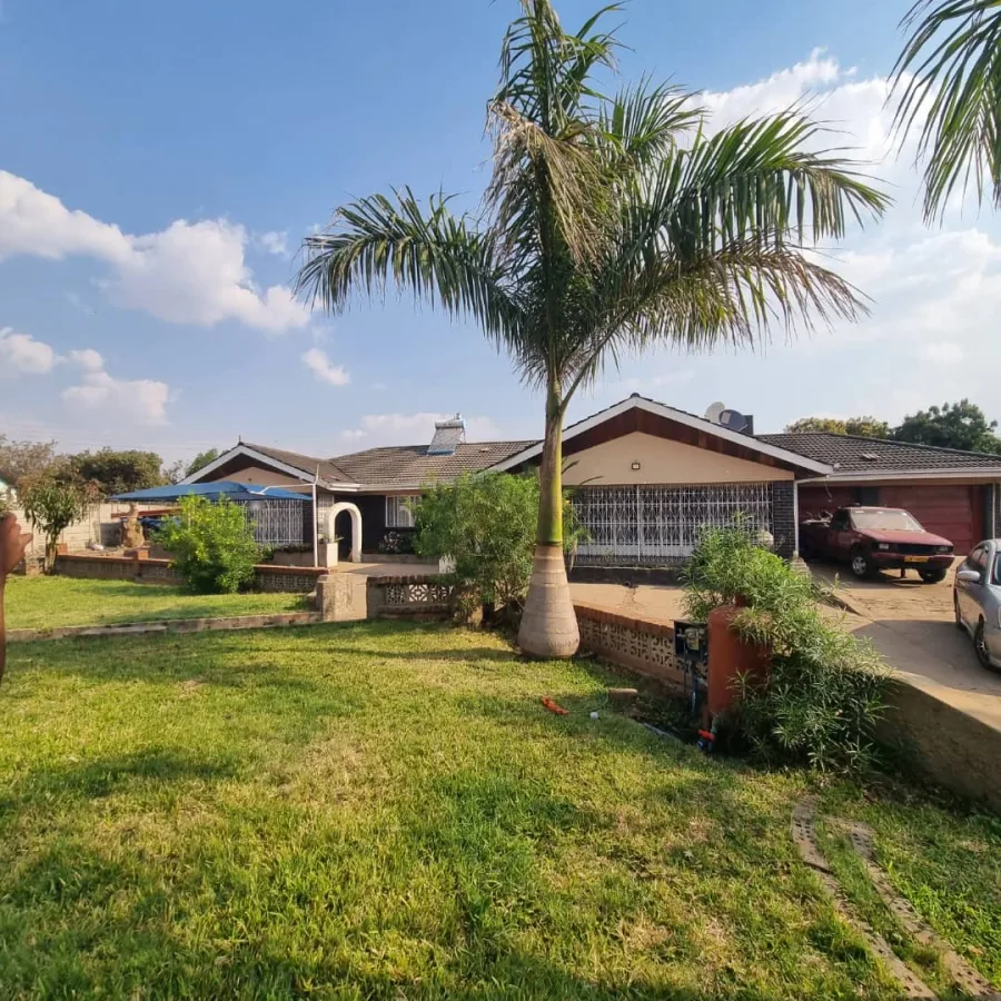 5-Bedroom Home with Cottage on 3,000m² in Old Marimba