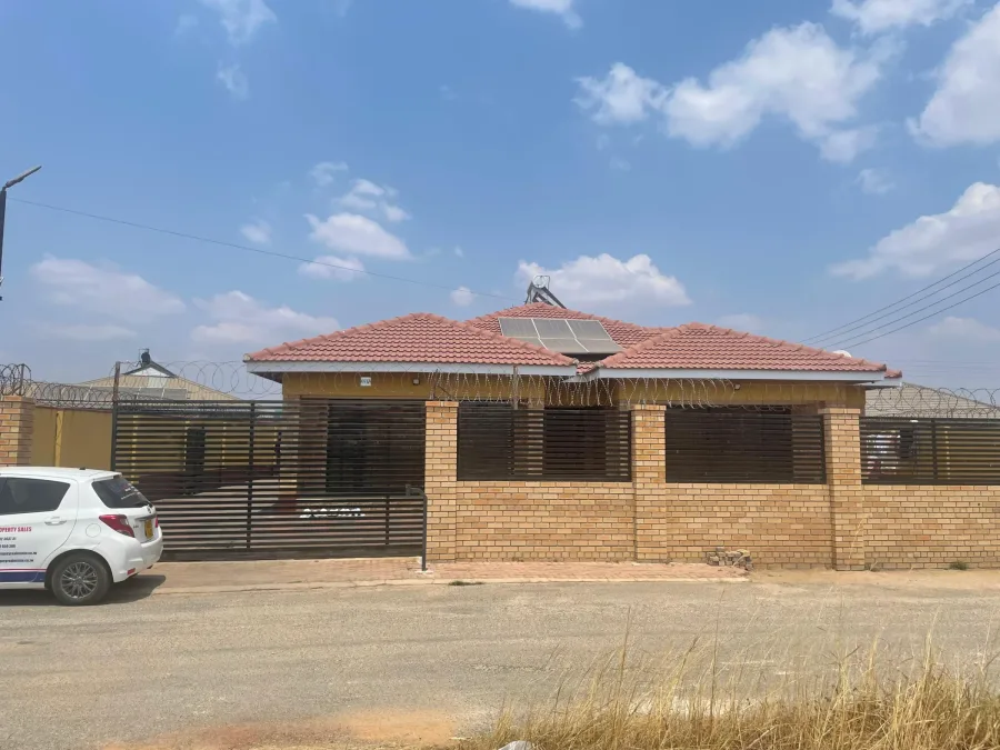 Modern 4-Bedroom House with Solar and Borehole in Mabvazuva East