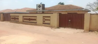 Westlea 5-Bedroom House with 2-Bedroom Cottage on 734 sqm