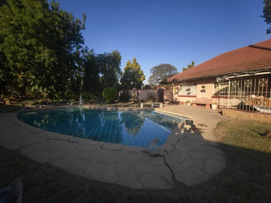 Large Family Home with 3 Cottages & Pool, Logan Park