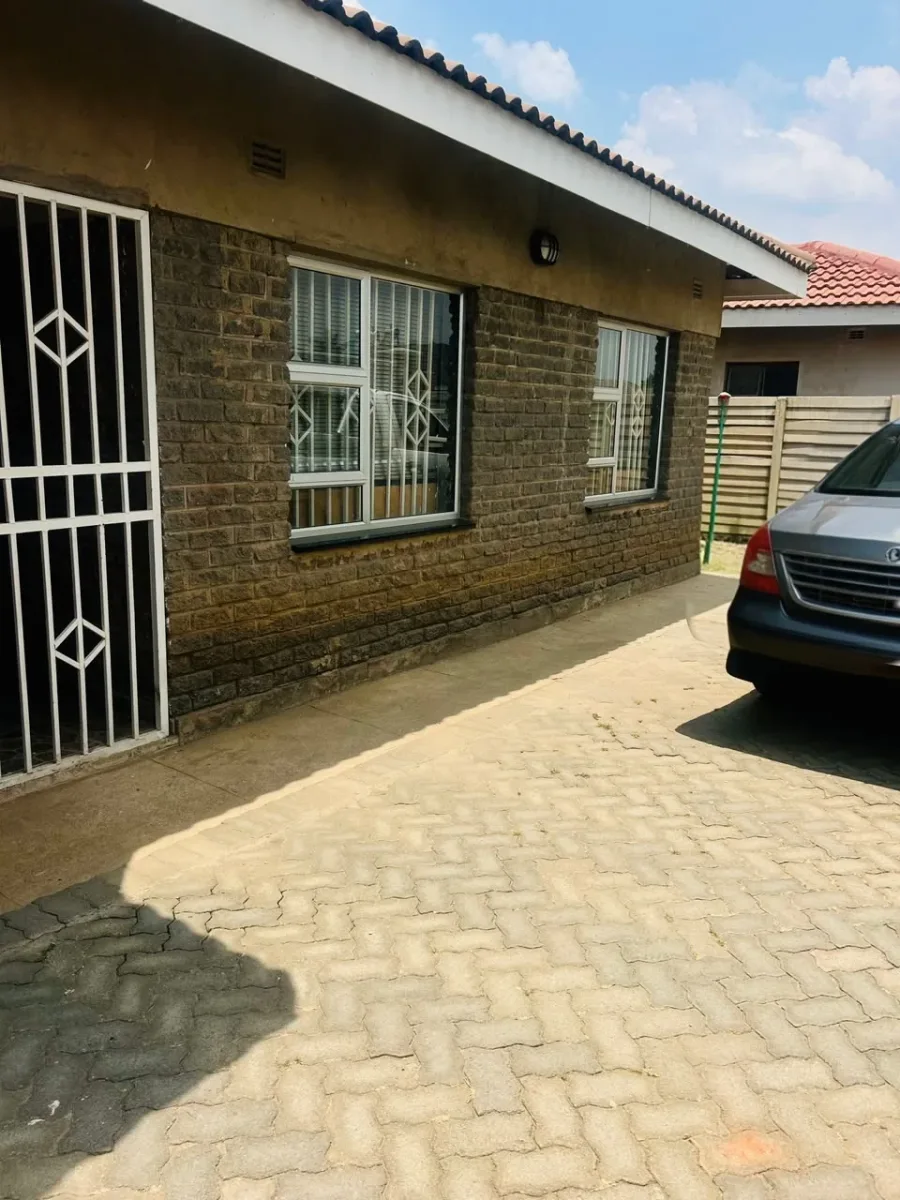 4-Bedroom House with Borehole and Solar Backup in Madokero